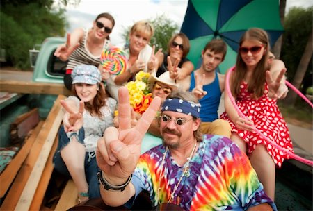 simsearch:400-05169559,k - Groovy Group in the Back of Truck Making Peace Signs Foto de stock - Super Valor sin royalties y Suscripción, Código: 400-04640383