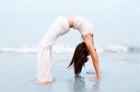 simsearch:400-05706252,k - Woman practising Bridge Position Yoga on the beach. Foto de stock - Super Valor sin royalties y Suscripción, Código: 400-04640421