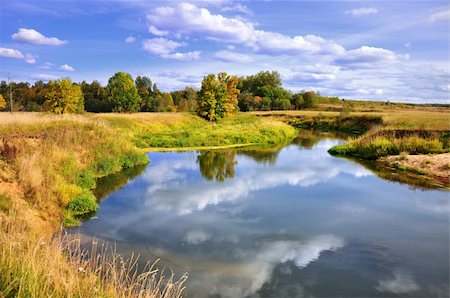 simsearch:400-04031749,k - Picturesque autumn landscape of river with bright trees and bushes Stockbilder - Microstock & Abonnement, Bildnummer: 400-04642497