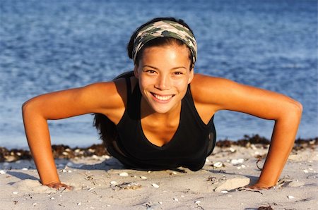 Attractive woman doing push-ups on the beach. Photographie de stock - Aubaine LD & Abonnement, Code: 400-04642703