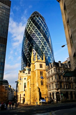 simsearch:400-05174392,k - Gherkin building contrasted with old gothic church of St. Andrew Undershaft in London England Foto de stock - Royalty-Free Super Valor e Assinatura, Número: 400-04654038