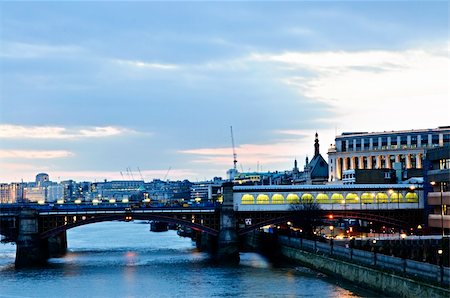 simsearch:400-04158568,k - View of bridge and cityscape on Thames river in London at night Foto de stock - Super Valor sin royalties y Suscripción, Código: 400-04654043