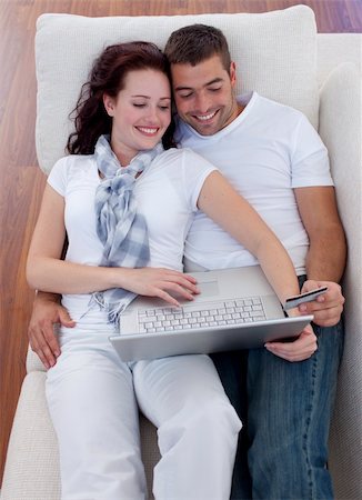 simsearch:400-04130596,k - Family buying online with laptop and credit card on sofa Stock Photo - Budget Royalty-Free & Subscription, Code: 400-04654578
