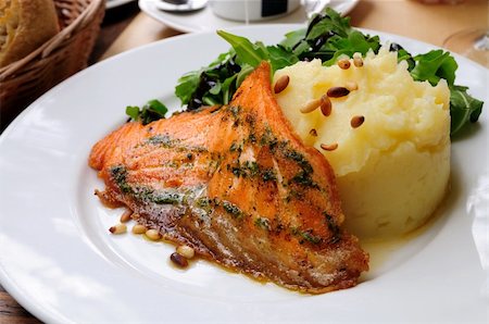 simsearch:400-04342843,k - Grilled Salmon - with fresh lettuce and mash potatoes Photographie de stock - Aubaine LD & Abonnement, Code: 400-04654621
