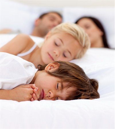 Young family sleeping together in parent's bed Foto de stock - Super Valor sin royalties y Suscripción, Código: 400-04654631