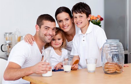 simsearch:400-04416091,k - Happy family eating biscuits and drinking milk in the kitchen Fotografie stock - Microstock e Abbonamento, Codice: 400-04654726