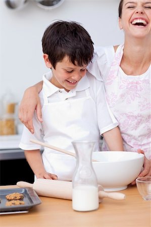 simsearch:400-04151115,k - Happy mother and son having fun in the kitchen Foto de stock - Super Valor sin royalties y Suscripción, Código: 400-04654723