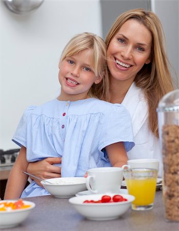 simsearch:400-04416091,k - Smiling mother and daughter having breakfast together in the kitchen Fotografie stock - Microstock e Abbonamento, Codice: 400-04654824