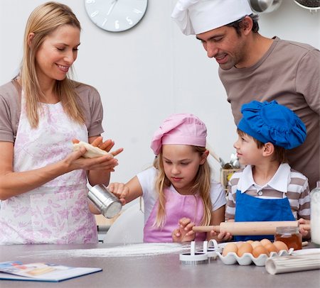 simsearch:400-04151115,k - Mother and father helping children baking cookies in the kitchen Foto de stock - Super Valor sin royalties y Suscripción, Código: 400-04654820