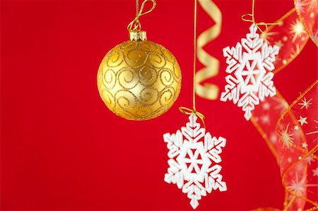 simsearch:400-07035531,k - Christmas background with decorations and bow /  with copy space for your text Fotografie stock - Microstock e Abbonamento, Codice: 400-04654835