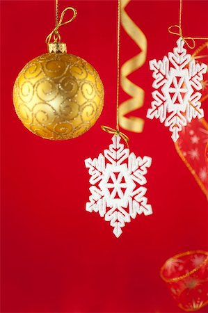 simsearch:400-07035531,k - Christmas background with decorations and bow /  with copy space for your text Fotografie stock - Microstock e Abbonamento, Codice: 400-04654836