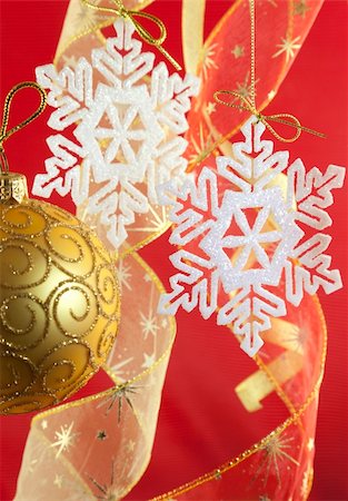 simsearch:400-07035531,k - Christmas background with decorations and bow Fotografie stock - Microstock e Abbonamento, Codice: 400-04654840