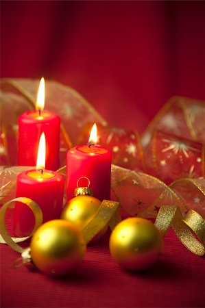 simsearch:400-07035531,k - Christmas decoration with candles and ribbons / red and golden Fotografie stock - Microstock e Abbonamento, Codice: 400-04654842