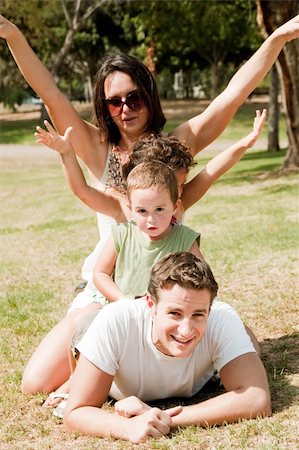 simsearch:400-04221909,k - parents embracing and enjoying with two young children Fotografie stock - Microstock e Abbonamento, Codice: 400-04654869