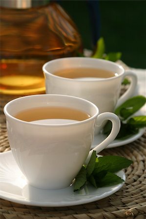 simsearch:400-04691031,k - Freshly made mint tea in white cups and mint leaves Photographie de stock - Aubaine LD & Abonnement, Code: 400-04655791