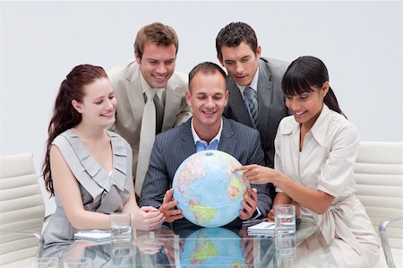 simsearch:400-04187718,k - Business team holding a terrestrial globe in the office Foto de stock - Royalty-Free Super Valor e Assinatura, Número: 400-04657473