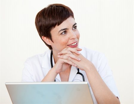 simsearch:400-04024679,k - Doctor sitting at desk in Hospital  looking away from the camera Stockbilder - Microstock & Abonnement, Bildnummer: 400-04657506