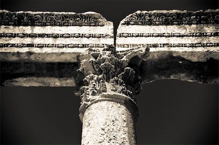 designs for decoration of pillars - black and white highly contrasty image of ancient roman column Foto de stock - Super Valor sin royalties y Suscripción, Código: 400-04657555