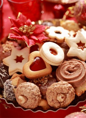 simsearch:400-04051271,k - Detail of delicious Christmas cookies with candles in red tone Foto de stock - Royalty-Free Super Valor e Assinatura, Número: 400-04657768