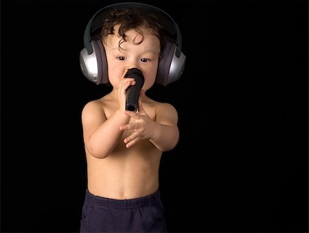 simsearch:400-04196952,k - Sing baby with headphone and microphone, on a black background. Foto de stock - Royalty-Free Super Valor e Assinatura, Número: 400-04657784