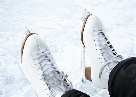 simsearch:400-04319654,k - Ice skates. Closeup of classical figure skating ice skates on ice outdoors on lake in Quebec, Canada Stockbilder - Microstock & Abonnement, Bildnummer: 400-04657948