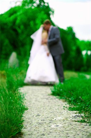 simsearch:400-05208182,k - Wedding kiss on a path in summer Photographie de stock - Aubaine LD & Abonnement, Code: 400-04658165