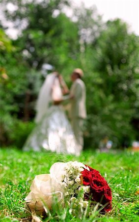 simsearch:400-05208182,k - Newly-weds in summer, wedding bouquet Foto de stock - Royalty-Free Super Valor e Assinatura, Número: 400-04658171