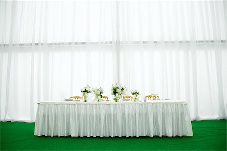 simsearch:400-04277175,k - Elegant tables and chairs set up for a wedding banquet Fotografie stock - Microstock e Abbonamento, Codice: 400-04658217