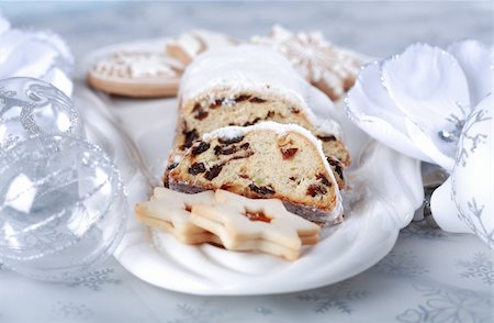 simsearch:400-04051271,k - Still life with delicious Christmas cake and cookies Foto de stock - Royalty-Free Super Valor e Assinatura, Número: 400-04659260