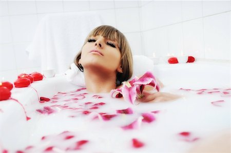 simsearch:400-04659363,k - woman beauty spa and wellness treathment with red flower petals in bath Stock Photo - Budget Royalty-Free & Subscription, Code: 400-04659352