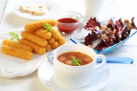 Red cabbage soup with mozzarella sticks and salad Photographie de stock - Aubaine LD & Abonnement, Code: 400-04659507