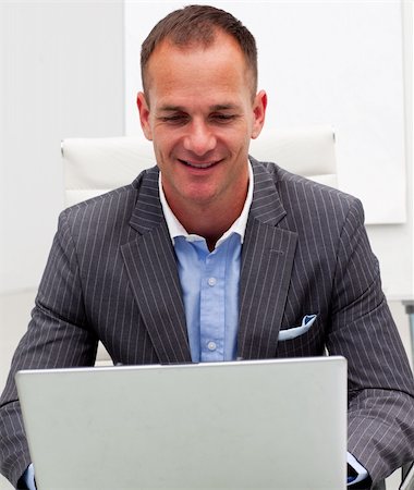 simsearch:400-04283674,k - Confident businessman using a laptop in the office Foto de stock - Super Valor sin royalties y Suscripción, Código: 400-04659699