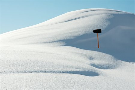 simsearch:400-05315803,k - White, snowy landscape with a direction sign Photographie de stock - Aubaine LD & Abonnement, Code: 400-04650026