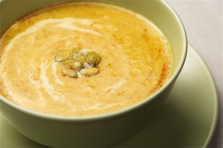 Pumpkin soup in a green bowl, shallow dof, focus is on seeds. Foto de stock - Super Valor sin royalties y Suscripción, Código: 400-04650121