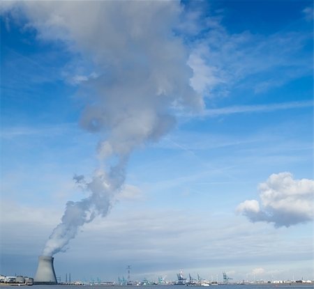 smoke factory waste - cooling towers of a nuclear power plant creating clouds in the Antwerp harbor Foto de stock - Super Valor sin royalties y Suscripción, Código: 400-04650234