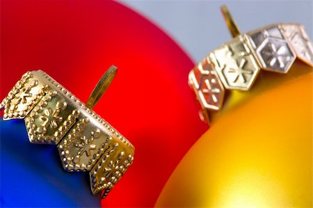 simsearch:400-04411980,k - Colorful christmas balls in silver garland background Fotografie stock - Microstock e Abbonamento, Codice: 400-04650295