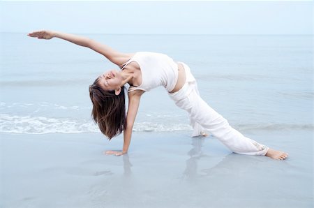 simsearch:400-05706252,k - Woman practising Yoga(Gate Pose) on the beach. Foto de stock - Super Valor sin royalties y Suscripción, Código: 400-04650596