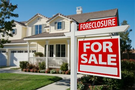 simsearch:400-07421789,k - Foreclosure Home For Sale Sign in Front of Beautiful House. Foto de stock - Super Valor sin royalties y Suscripción, Código: 400-04651012
