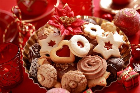 simsearch:400-04051271,k - Detail of delicious Christmas cookies with candles in red tone Foto de stock - Royalty-Free Super Valor e Assinatura, Número: 400-04651143
