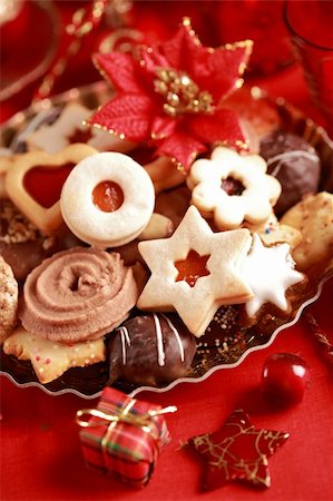 simsearch:400-04051271,k - Detail of delicious Christmas cookies with candles in red tone Foto de stock - Royalty-Free Super Valor e Assinatura, Número: 400-04651656
