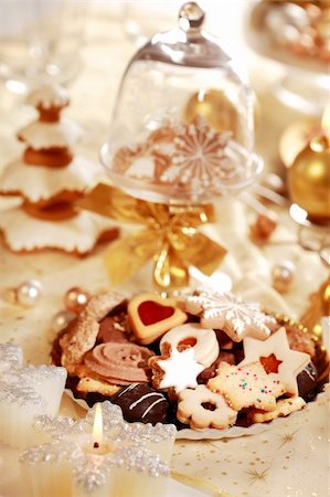 simsearch:400-04051271,k - Detail of delicious Christmas cookies with candles in golden tone Foto de stock - Royalty-Free Super Valor e Assinatura, Número: 400-04651658