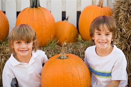 simsearch:400-04523345,k - Two Boys Smiling in a Pumpkin Patch Foto de stock - Super Valor sin royalties y Suscripción, Código: 400-04652140