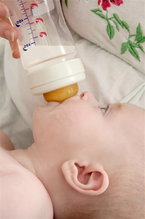 simsearch:400-09096059,k - Baby blond little girl feeding drinking milk in a bottle Photographie de stock - Aubaine LD & Abonnement, Code: 400-04652460