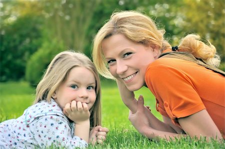 simsearch:400-04795754,k - Young mother and daughter laying on the grass Foto de stock - Royalty-Free Super Valor e Assinatura, Número: 400-04652633