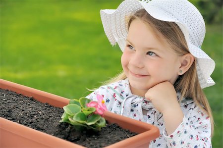 Little girl  - gardening Foto de stock - Super Valor sin royalties y Suscripción, Código: 400-04652947