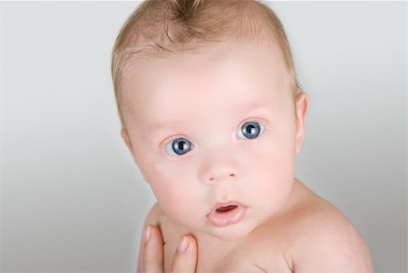 simsearch:400-04737497,k - Beauty baby boy at mother hand isolated on a white background Stockbilder - Microstock & Abonnement, Bildnummer: 400-04653291