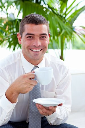 simsearch:400-05714996,k - Smiling businessman drinking a cup of coffee on a sofa in workplace Foto de stock - Super Valor sin royalties y Suscripción, Código: 400-04653559