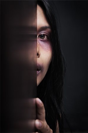 Injured woman hiding in dark, concept for domestic violence Foto de stock - Super Valor sin royalties y Suscripción, Código: 400-04653746