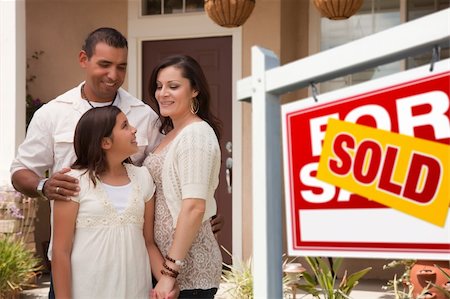 family with sold sign - Hispanic Mother, Father and Daughter in Front of Their New Home with Sold Home For Sale Real Estate Sign. Photographie de stock - Aubaine LD & Abonnement, Code: 400-04653864