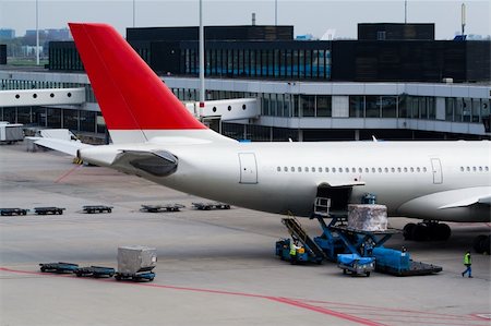 Aircraft standing at gate and being loaded with luggage Fotografie stock - Microstock e Abbonamento, Codice: 400-04653973